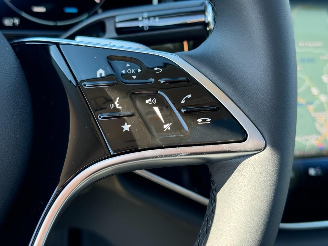 Mercedes-Benz E-Class Vehicle Full-screen Gallery Image 32