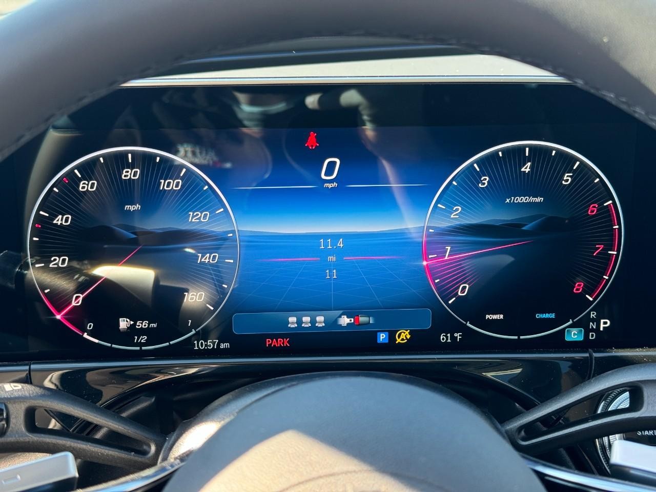 Mercedes-Benz E-Class Vehicle Full-screen Gallery Image 33