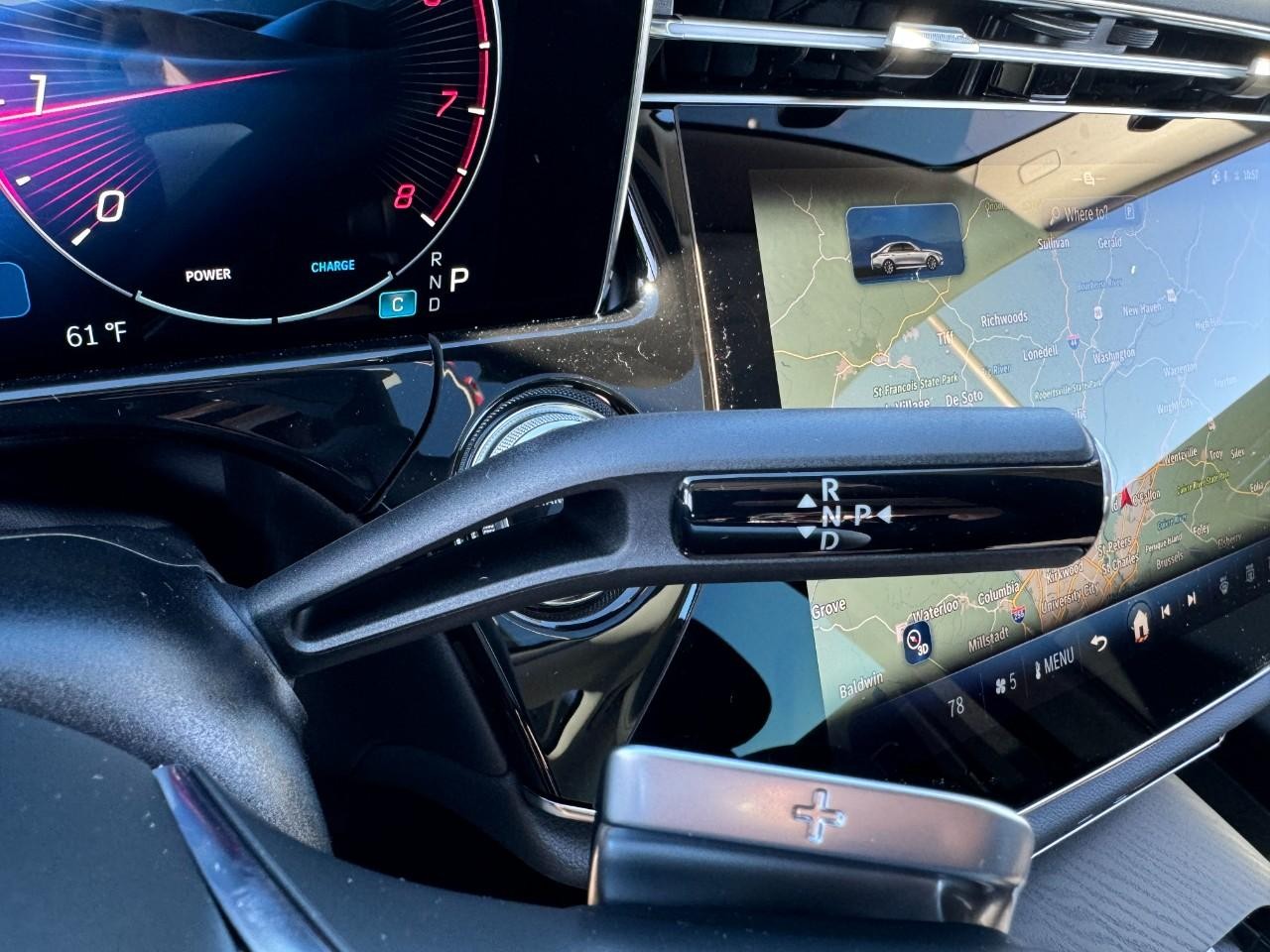 Mercedes-Benz E-Class Vehicle Full-screen Gallery Image 34