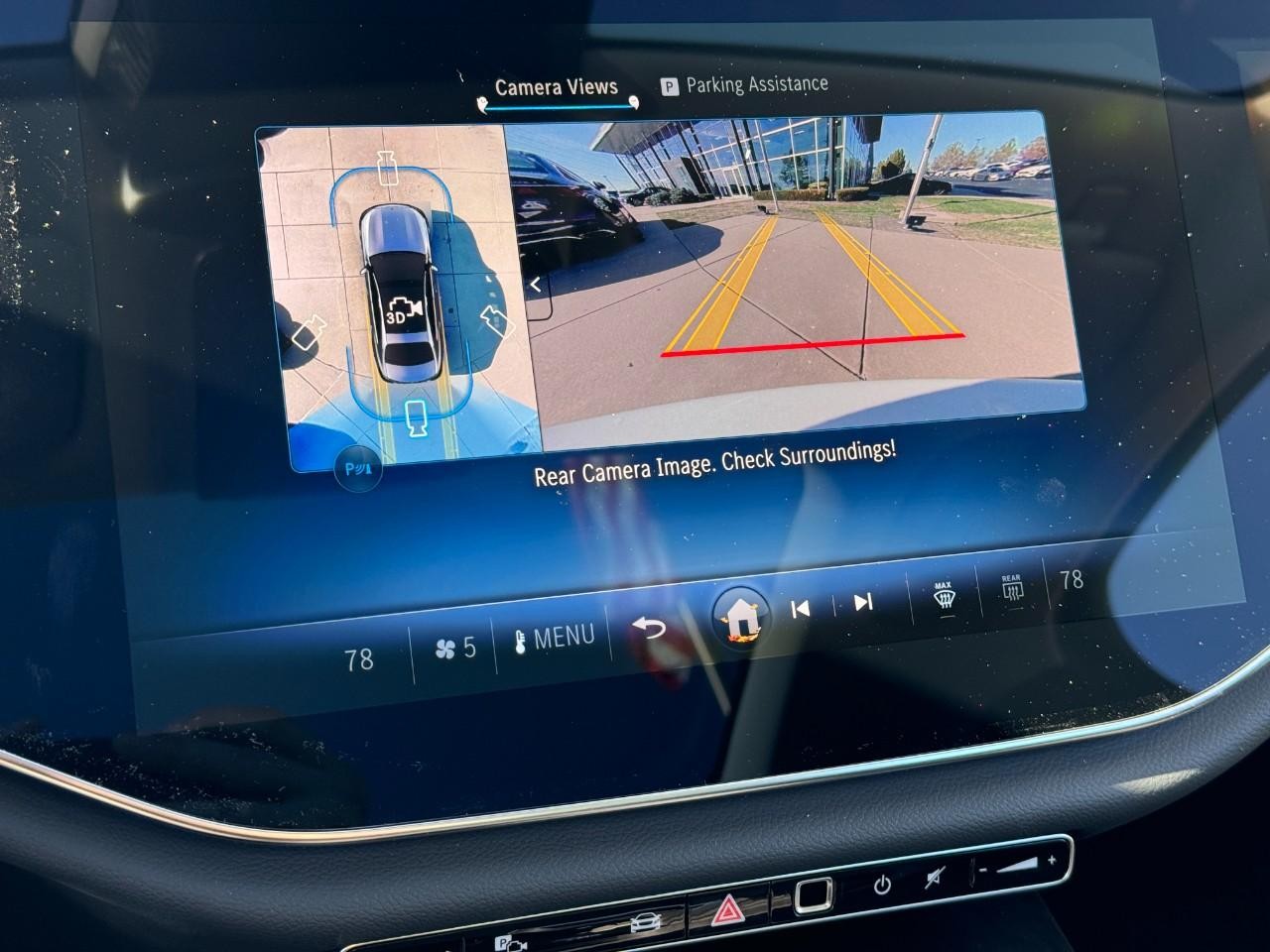 Mercedes-Benz E-Class Vehicle Full-screen Gallery Image 35