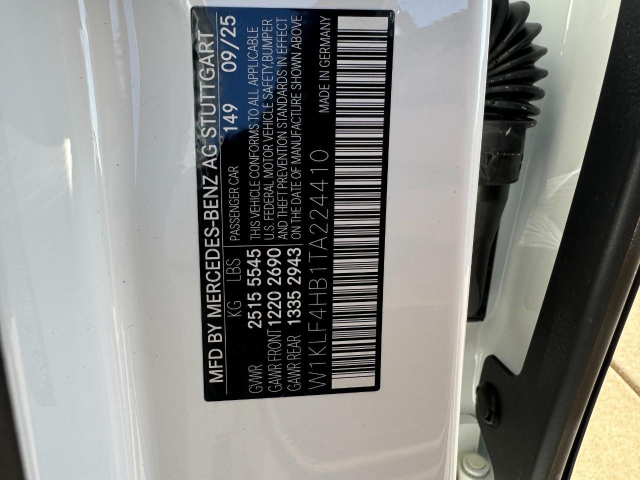 Mercedes-Benz E-Class Vehicle Full-screen Gallery Image 36