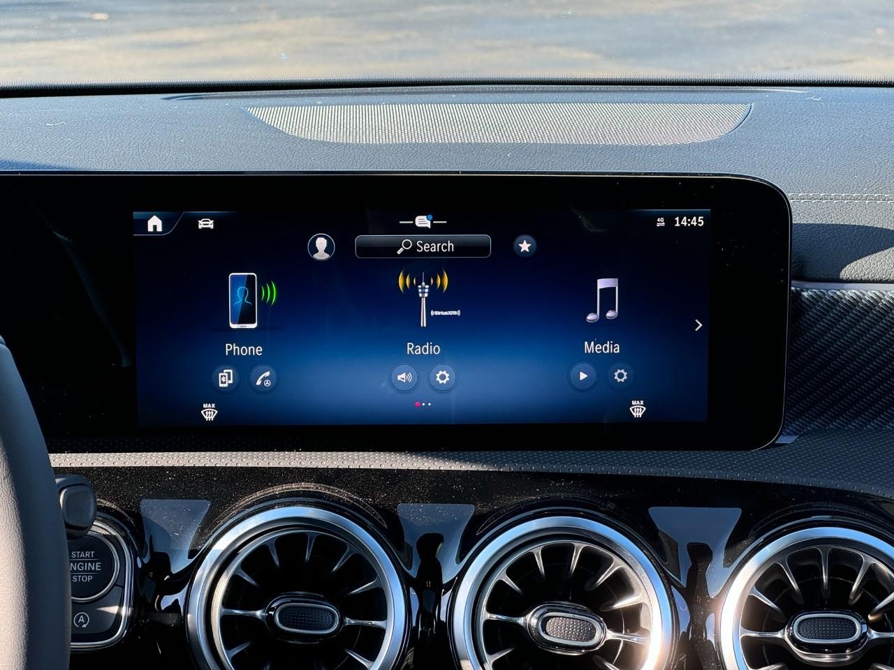 Mercedes-Benz CLA Vehicle Full-screen Gallery Image 14