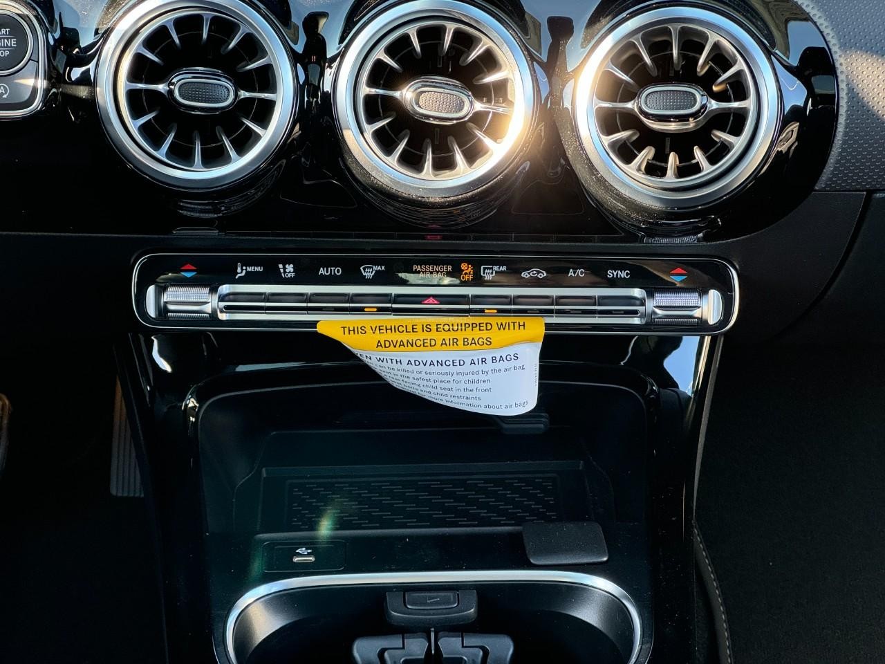 Mercedes-Benz CLA Vehicle Full-screen Gallery Image 15