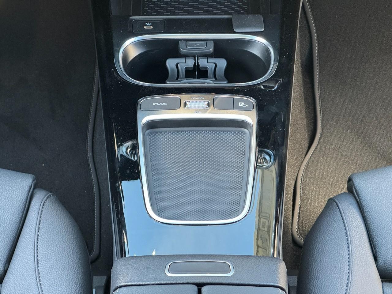 Mercedes-Benz CLA Vehicle Full-screen Gallery Image 16