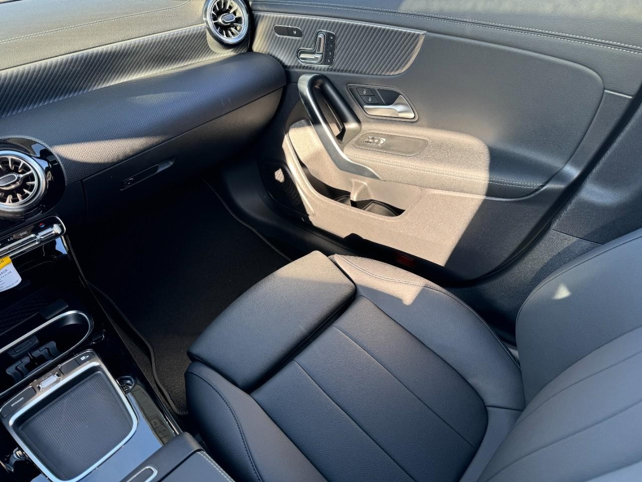 Mercedes-Benz CLA Vehicle Full-screen Gallery Image 17