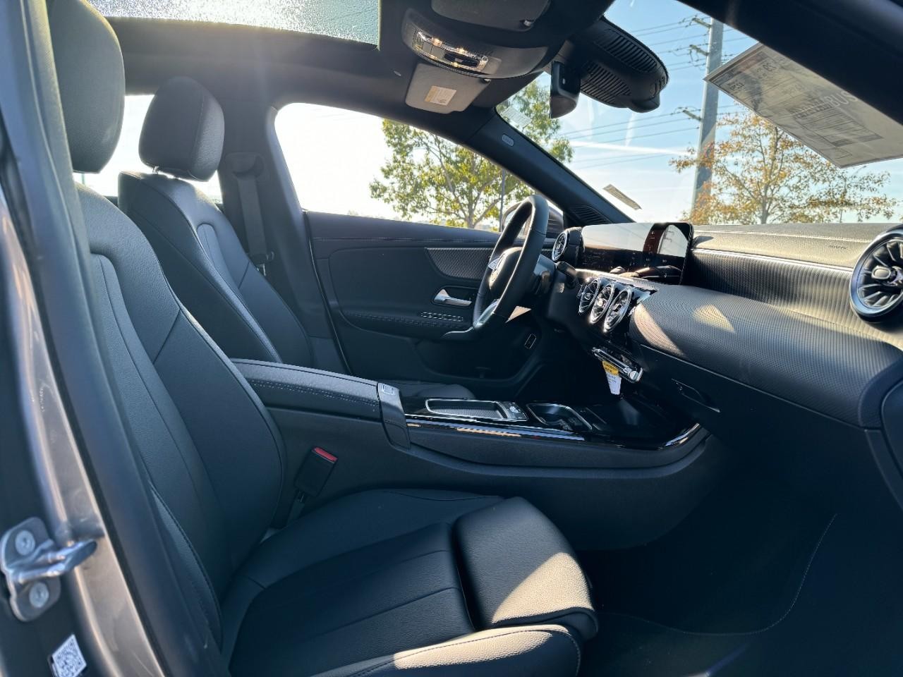 Mercedes-Benz CLA Vehicle Full-screen Gallery Image 18