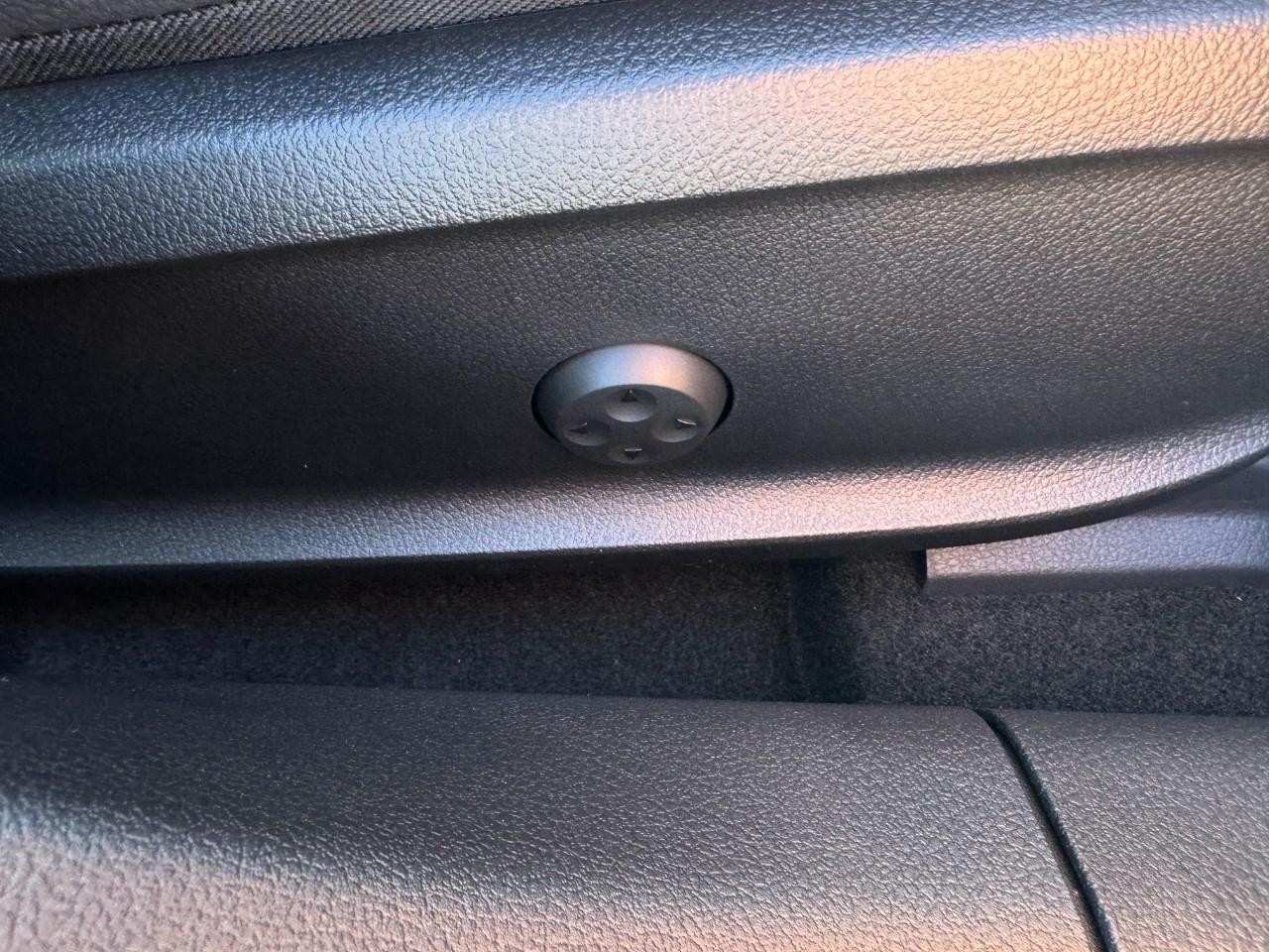 Mercedes-Benz CLA Vehicle Full-screen Gallery Image 20