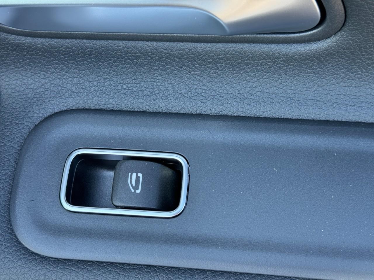 Mercedes-Benz CLA Vehicle Full-screen Gallery Image 23