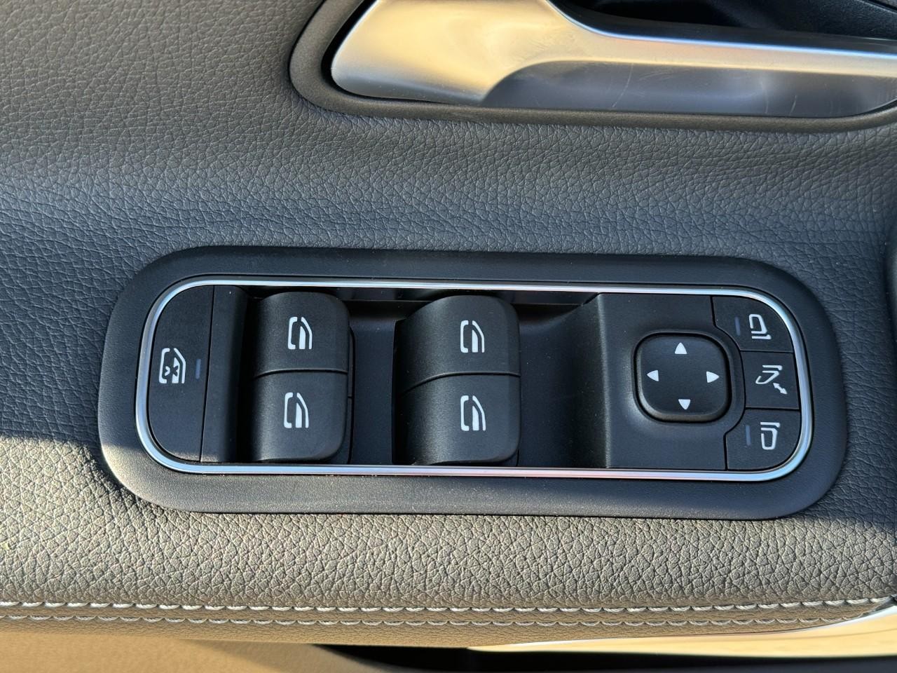 Mercedes-Benz CLA Vehicle Full-screen Gallery Image 26