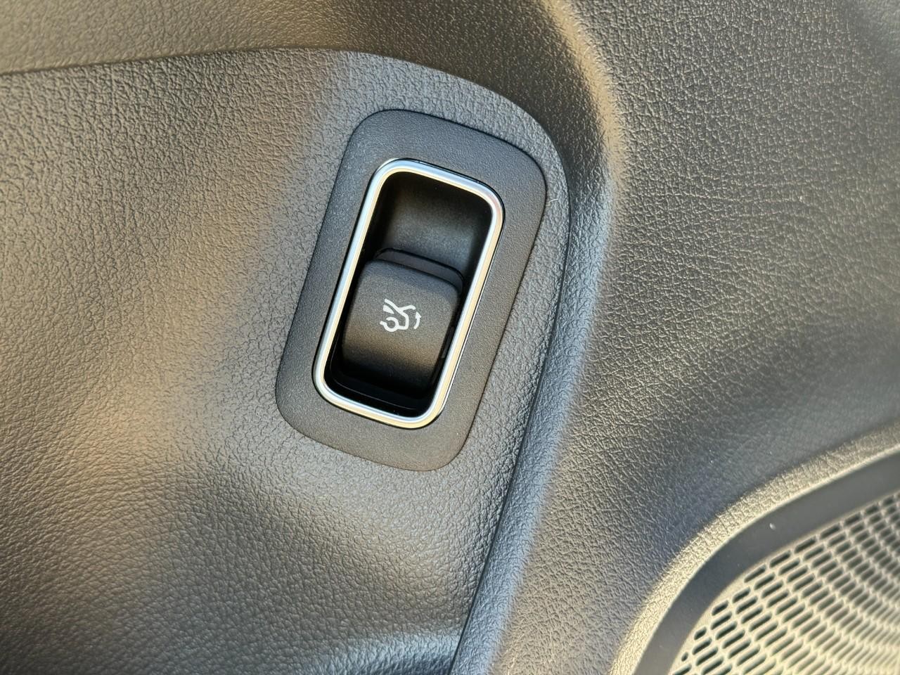 Mercedes-Benz CLA Vehicle Full-screen Gallery Image 27