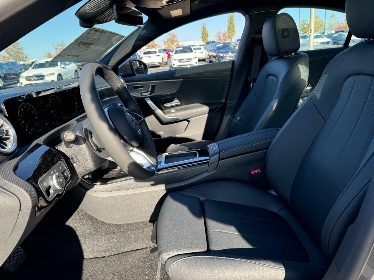 Mercedes-Benz CLA Vehicle Full-screen Gallery Image 28