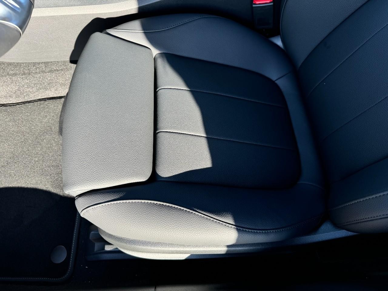 Mercedes-Benz CLA Vehicle Full-screen Gallery Image 29