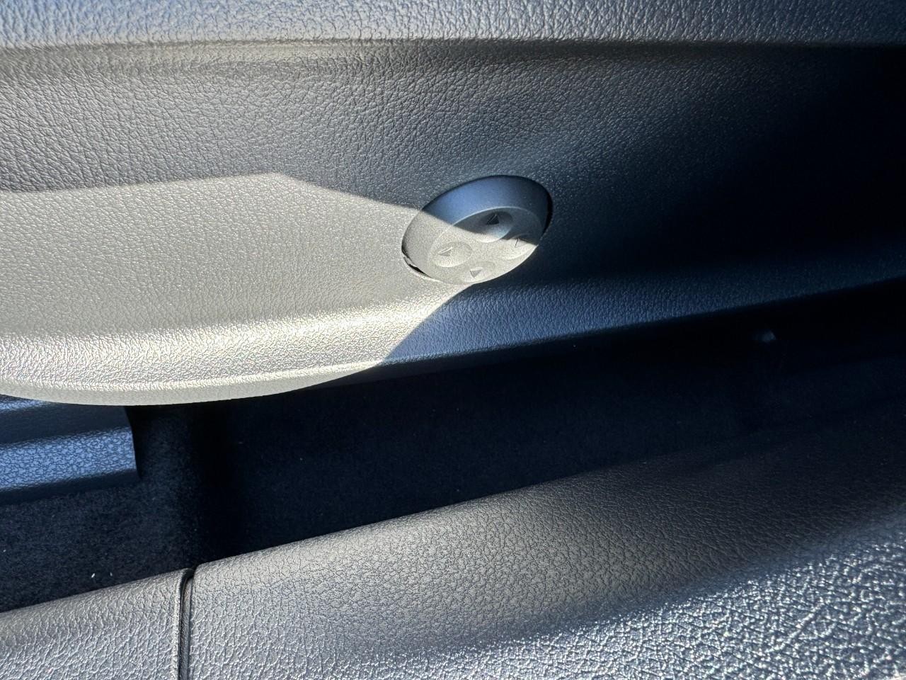 Mercedes-Benz CLA Vehicle Full-screen Gallery Image 30