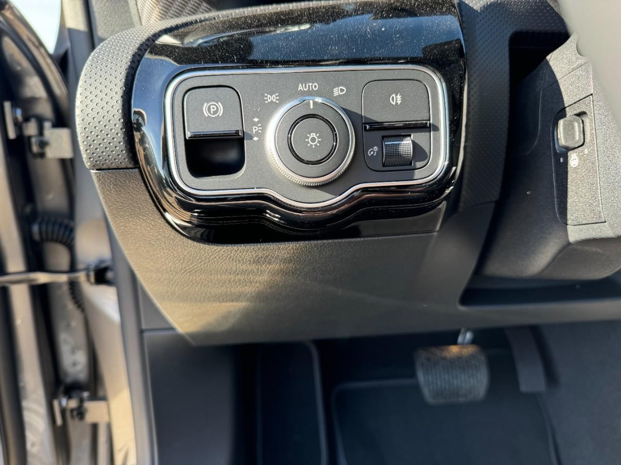 Mercedes-Benz CLA Vehicle Full-screen Gallery Image 31