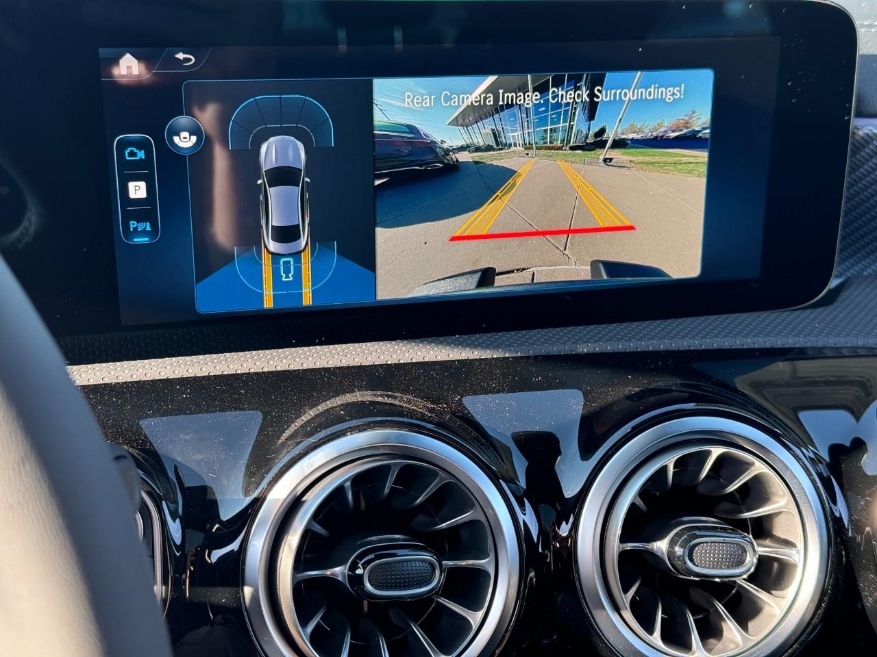 Mercedes-Benz CLA Vehicle Full-screen Gallery Image 36