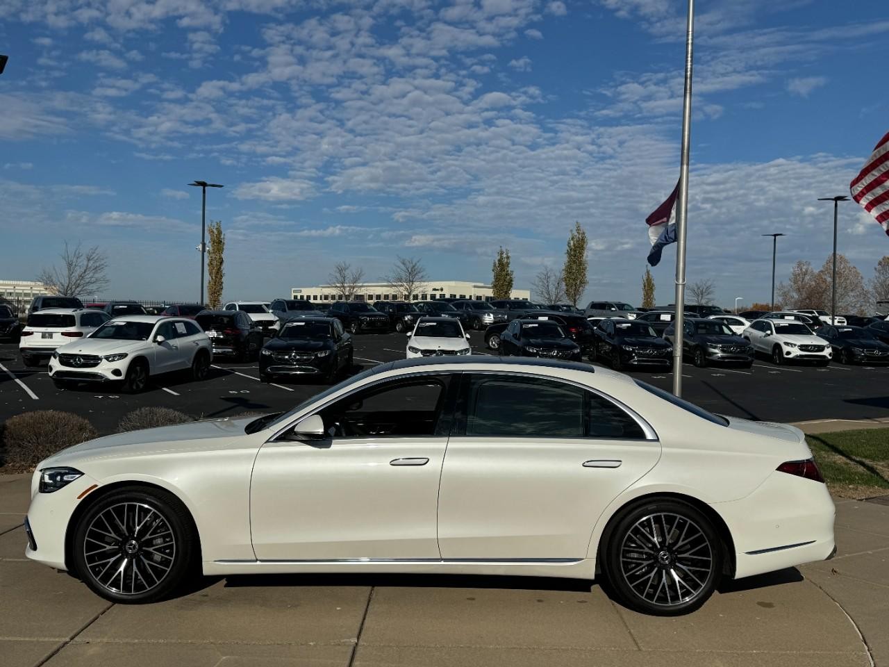 Mercedes-Benz S-Class Vehicle Full-screen Gallery Image 2