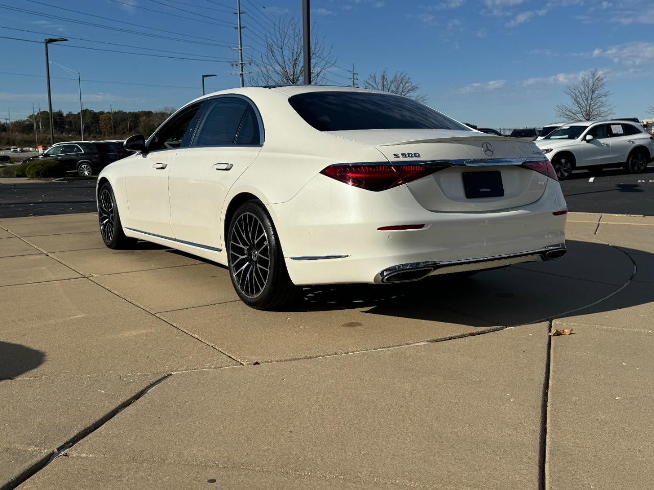 Mercedes-Benz S-Class Vehicle Full-screen Gallery Image 3