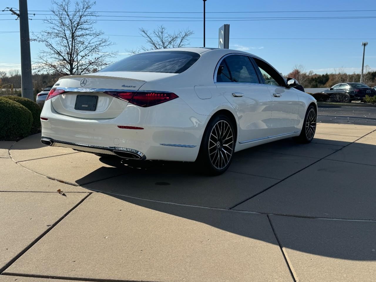 Mercedes-Benz S-Class Vehicle Full-screen Gallery Image 4