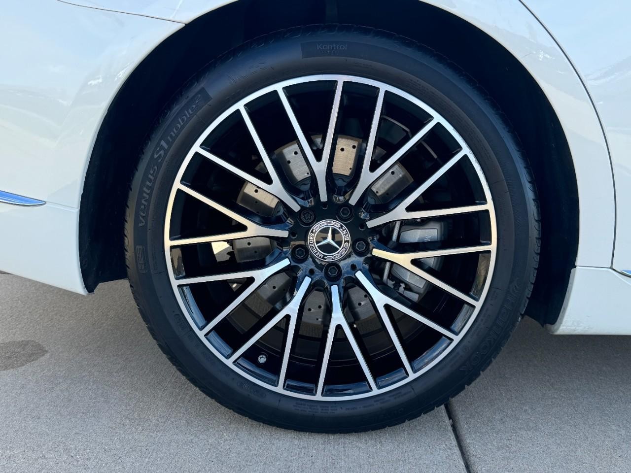 Mercedes-Benz S-Class Vehicle Full-screen Gallery Image 5