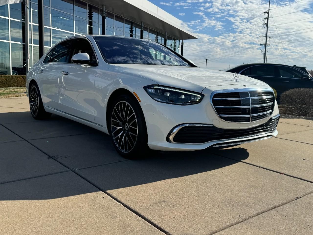 Mercedes-Benz S-Class Vehicle Full-screen Gallery Image 6