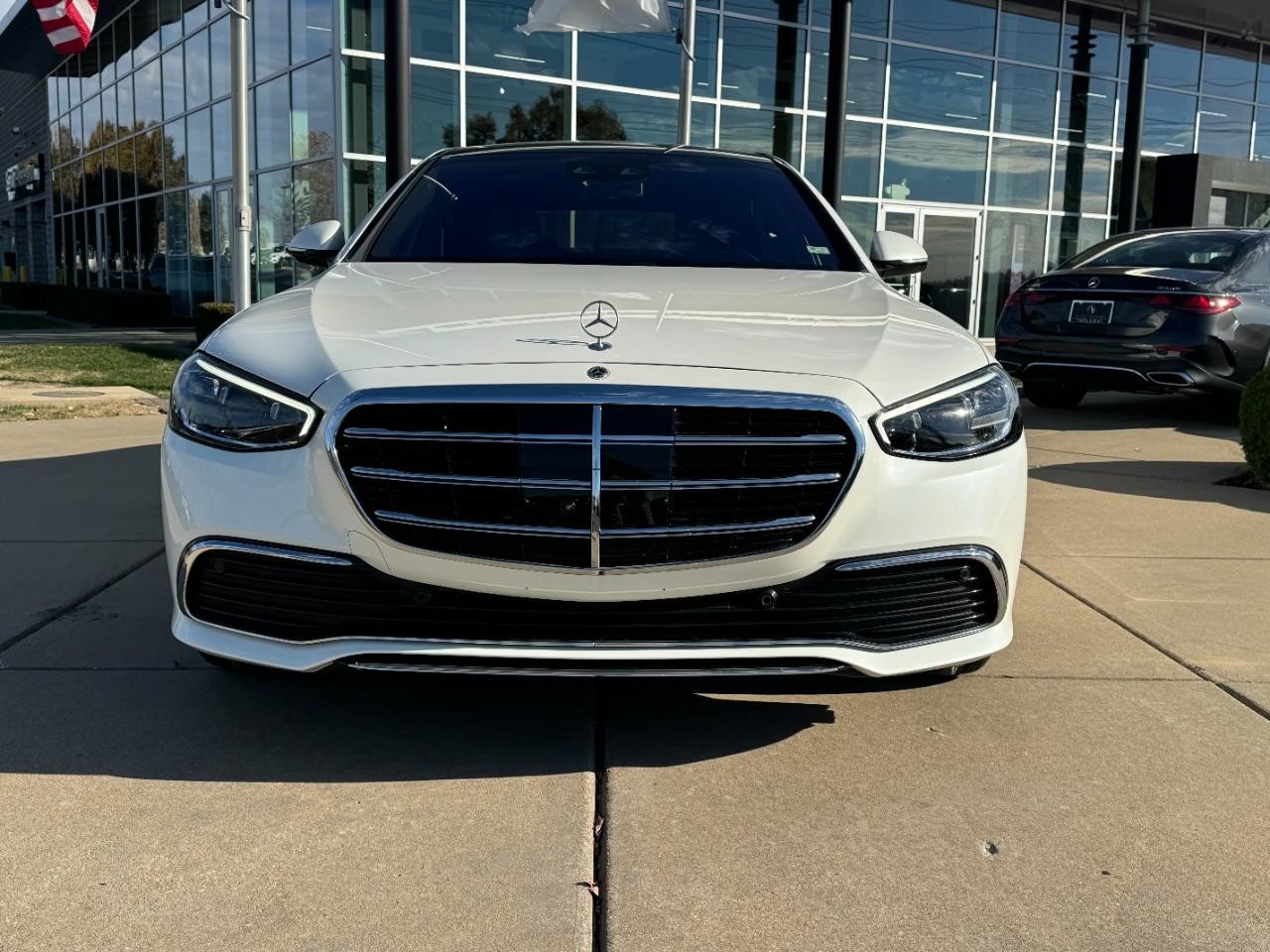 Mercedes-Benz S-Class Vehicle Full-screen Gallery Image 7