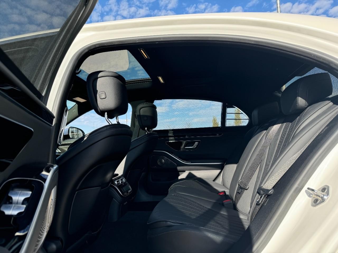 Mercedes-Benz S-Class Vehicle Full-screen Gallery Image 8