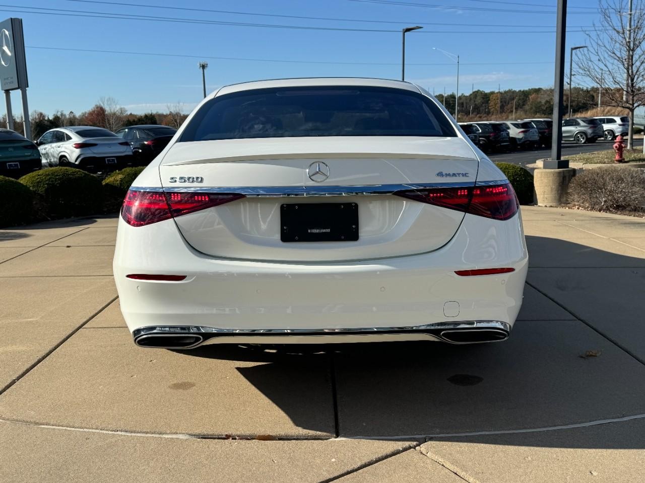 Mercedes-Benz S-Class Vehicle Full-screen Gallery Image 9