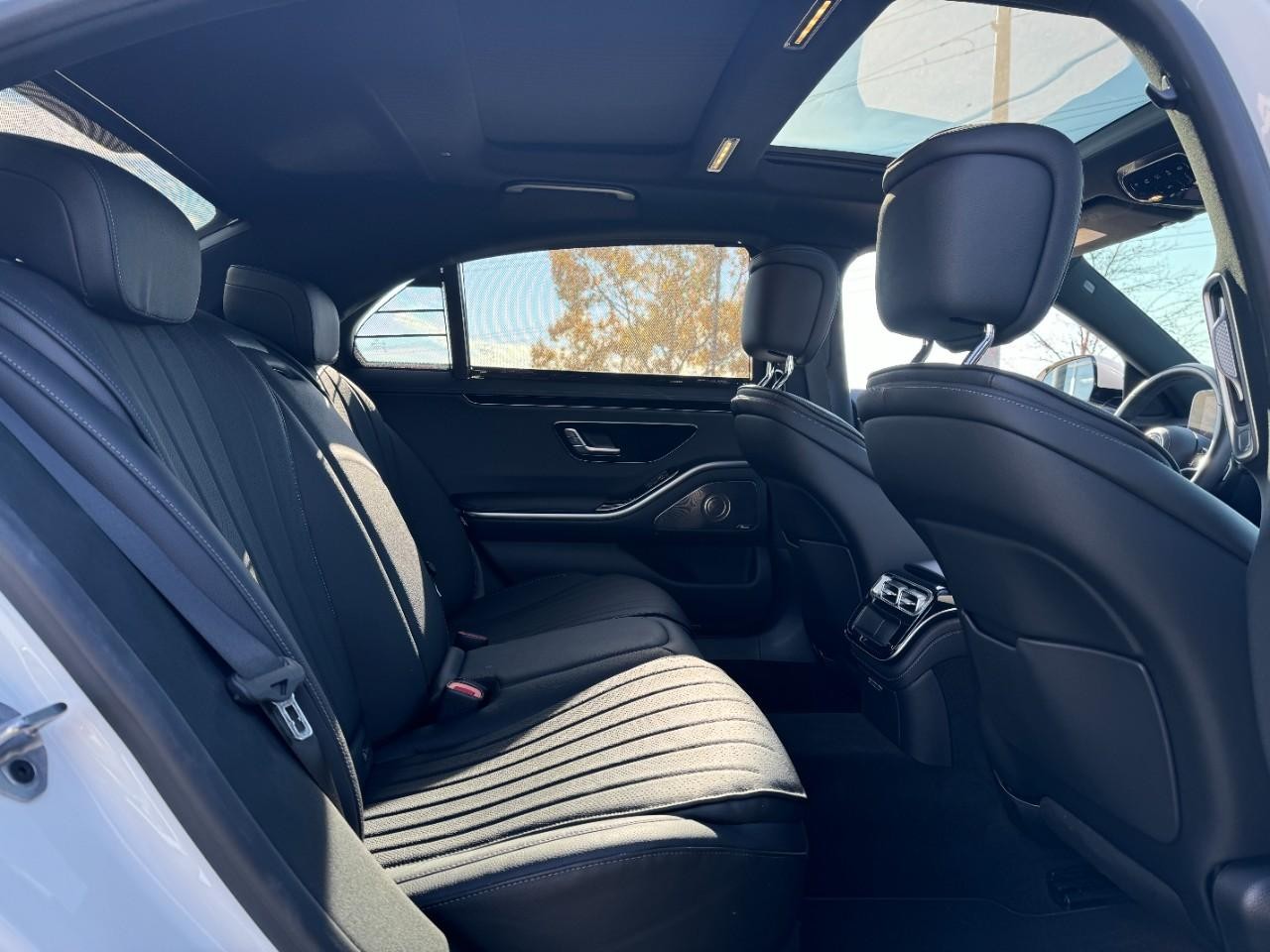 Mercedes-Benz S-Class Vehicle Full-screen Gallery Image 10