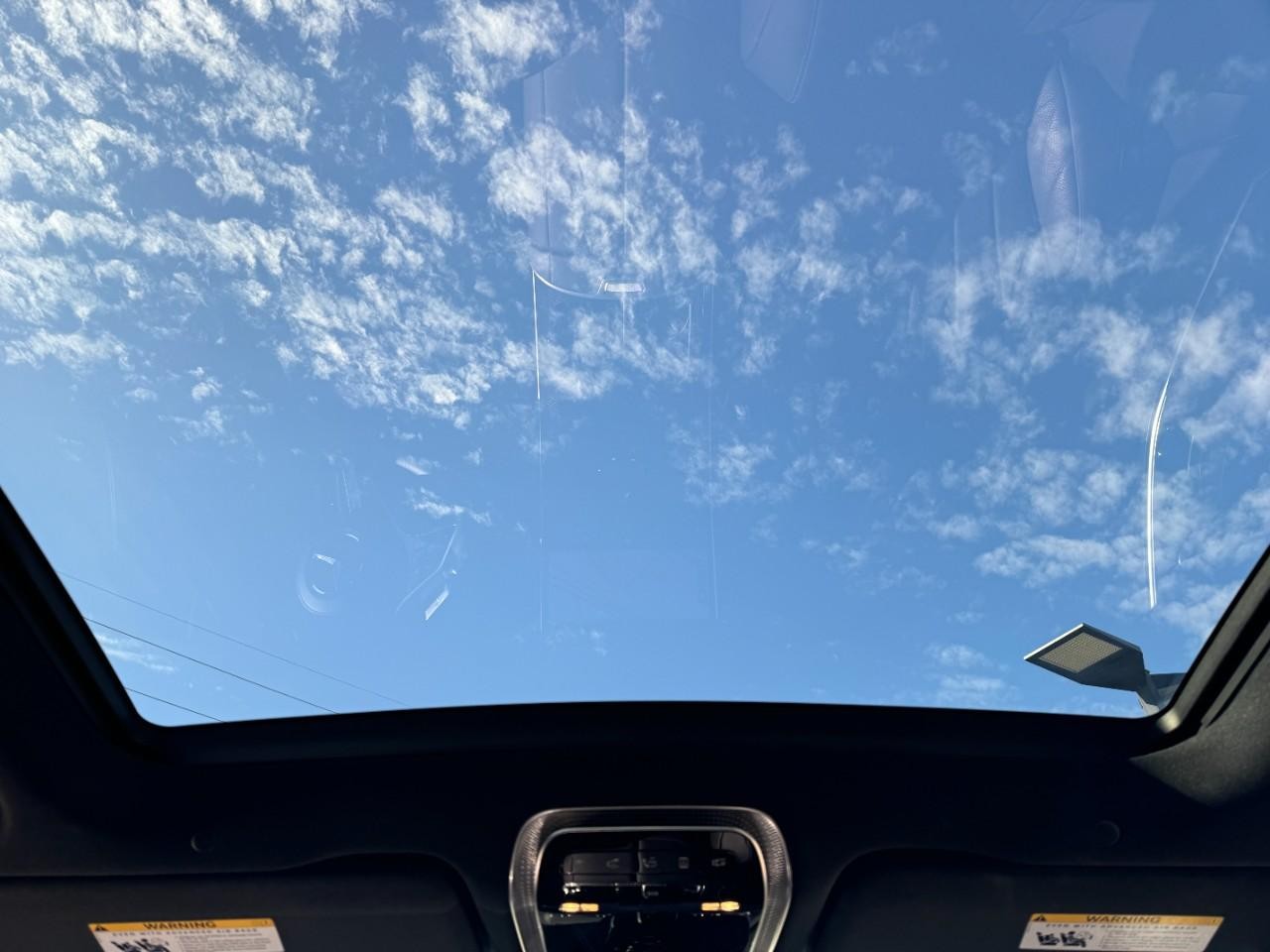 Mercedes-Benz S-Class Vehicle Full-screen Gallery Image 11