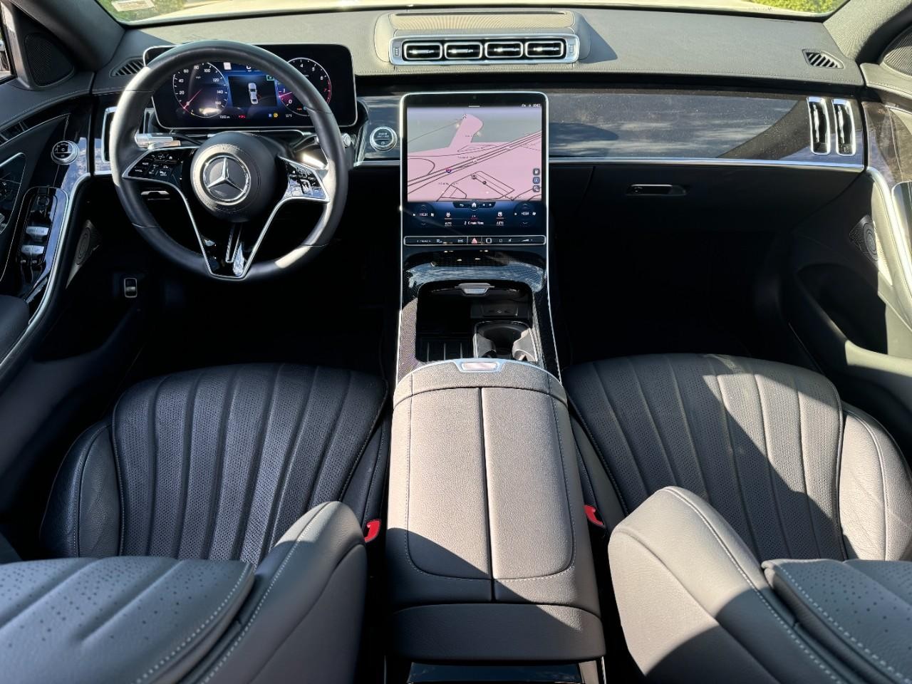 Mercedes-Benz S-Class Vehicle Full-screen Gallery Image 12