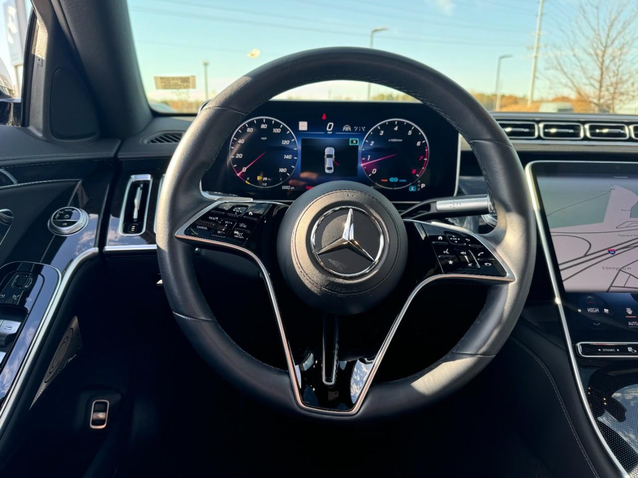 Mercedes-Benz S-Class Vehicle Full-screen Gallery Image 13