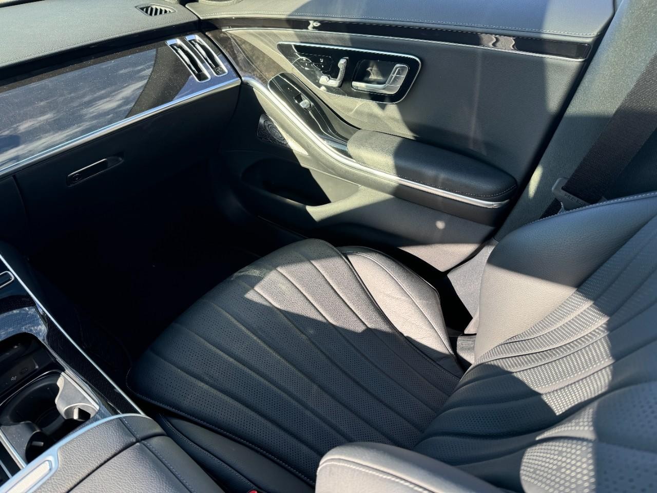 Mercedes-Benz S-Class Vehicle Full-screen Gallery Image 15