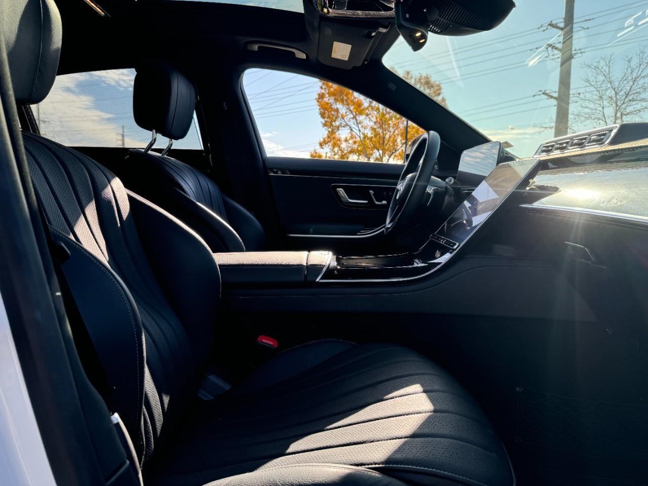 Mercedes-Benz S-Class Vehicle Full-screen Gallery Image 16