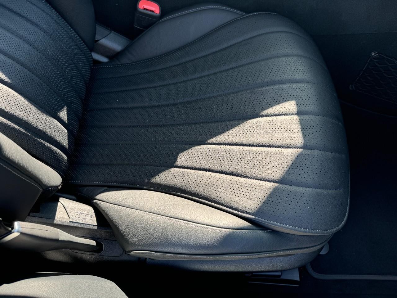 Mercedes-Benz S-Class Vehicle Full-screen Gallery Image 17