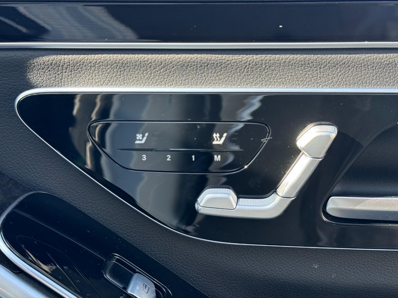 Mercedes-Benz S-Class Vehicle Full-screen Gallery Image 18