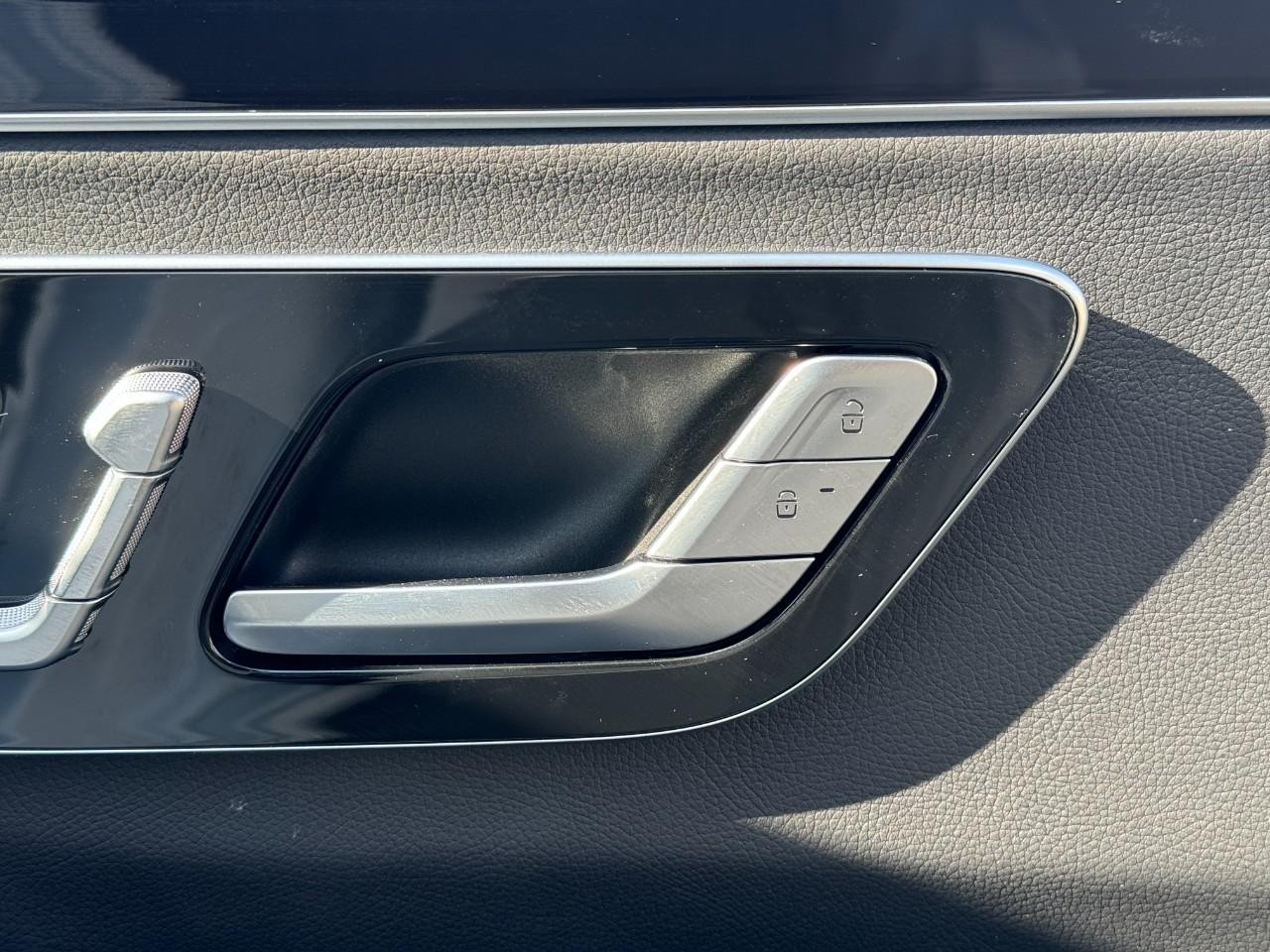 Mercedes-Benz S-Class Vehicle Full-screen Gallery Image 19