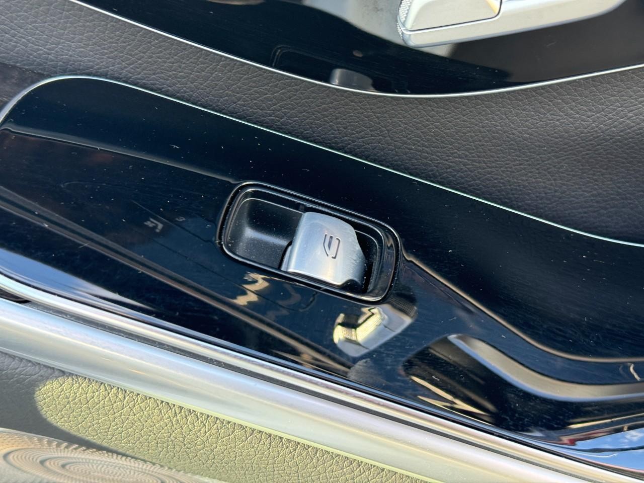 Mercedes-Benz S-Class Vehicle Full-screen Gallery Image 20