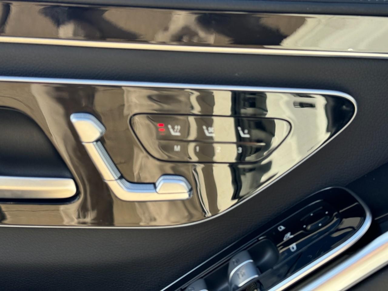 Mercedes-Benz S-Class Vehicle Full-screen Gallery Image 21