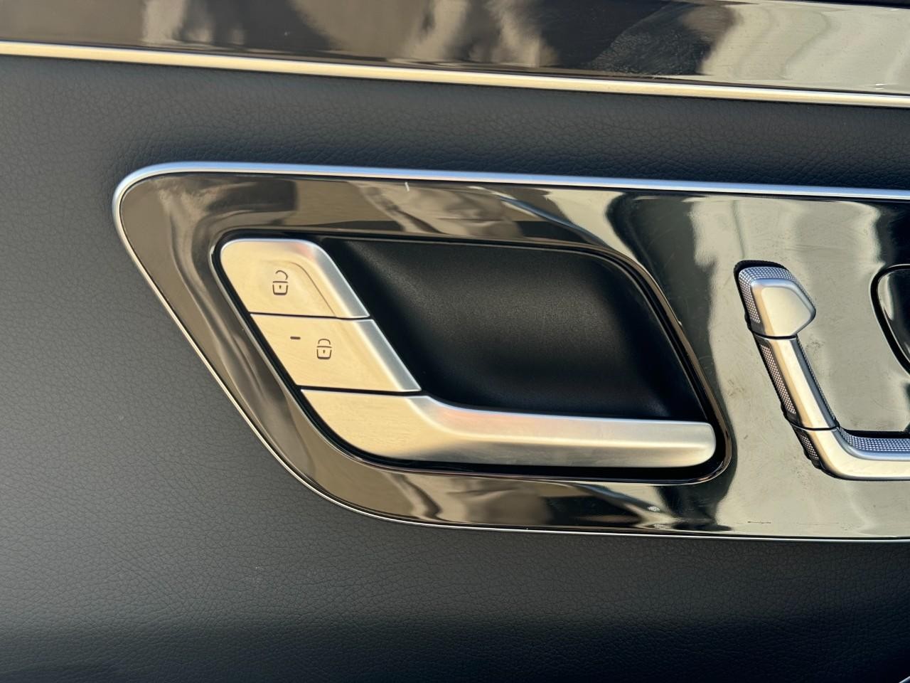 Mercedes-Benz S-Class Vehicle Full-screen Gallery Image 22