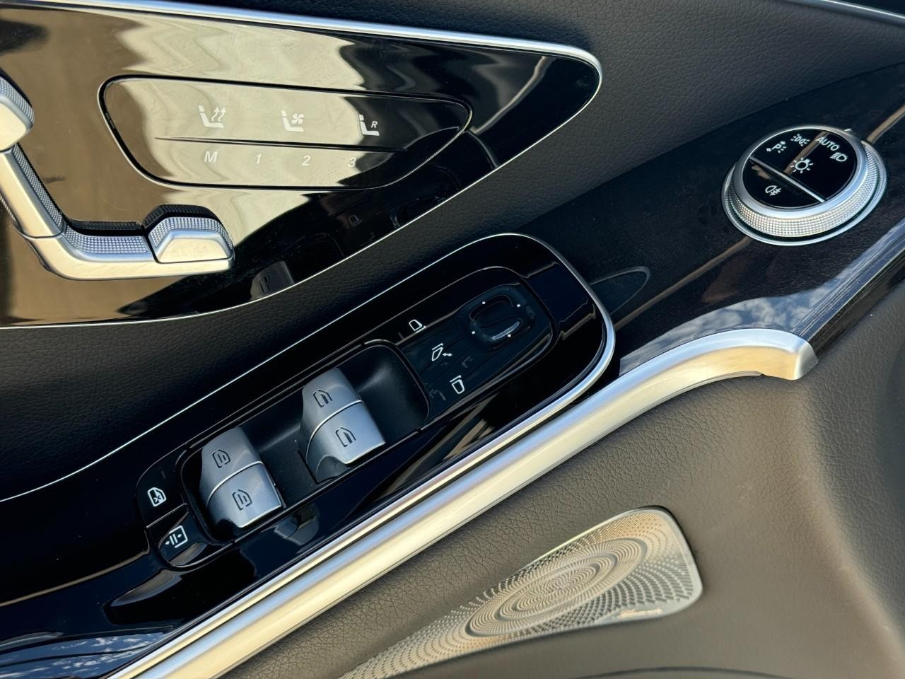 Mercedes-Benz S-Class Vehicle Full-screen Gallery Image 23