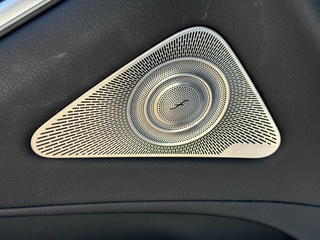 Mercedes-Benz S-Class Vehicle Full-screen Gallery Image 24