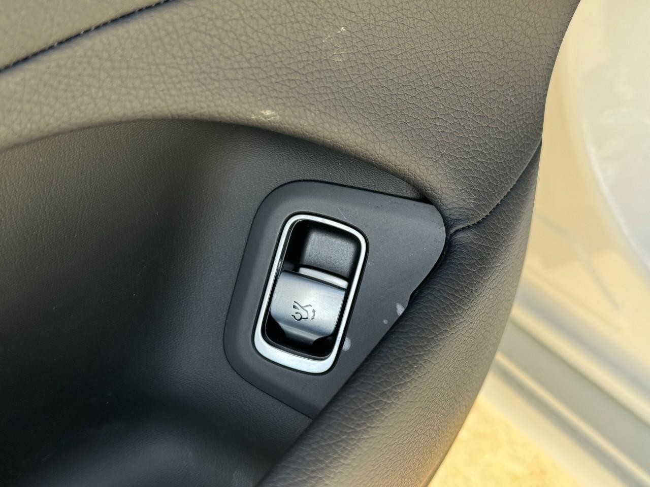 Mercedes-Benz S-Class Vehicle Full-screen Gallery Image 25