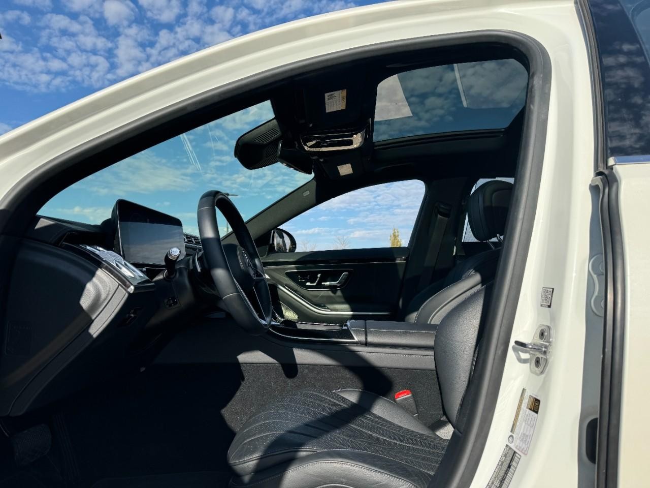 Mercedes-Benz S-Class Vehicle Full-screen Gallery Image 26