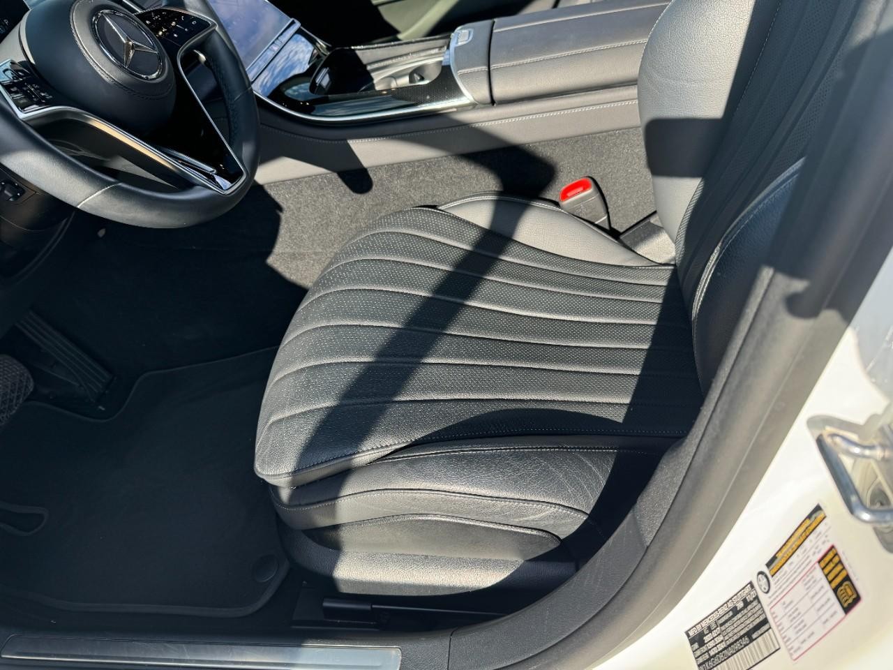 Mercedes-Benz S-Class Vehicle Full-screen Gallery Image 27