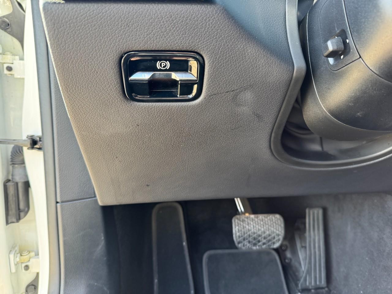 Mercedes-Benz S-Class Vehicle Full-screen Gallery Image 28