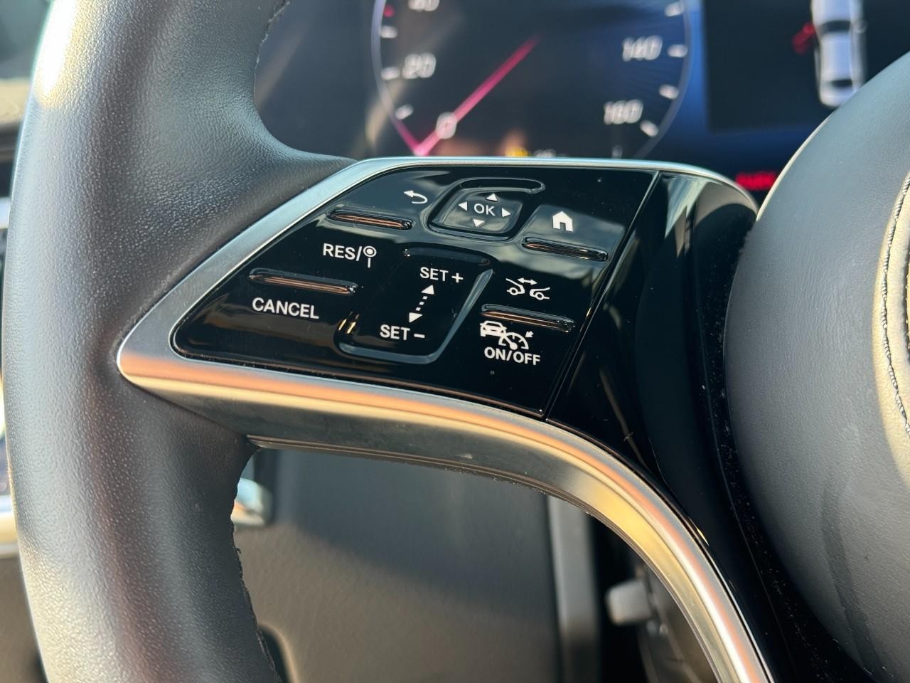 Mercedes-Benz S-Class Vehicle Full-screen Gallery Image 29