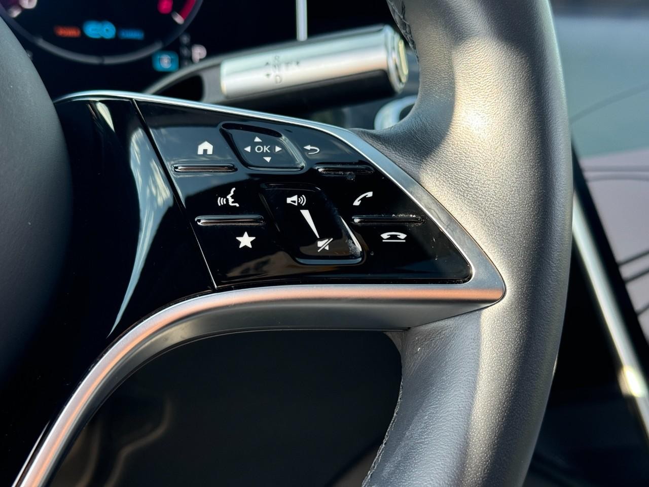 Mercedes-Benz S-Class Vehicle Full-screen Gallery Image 30