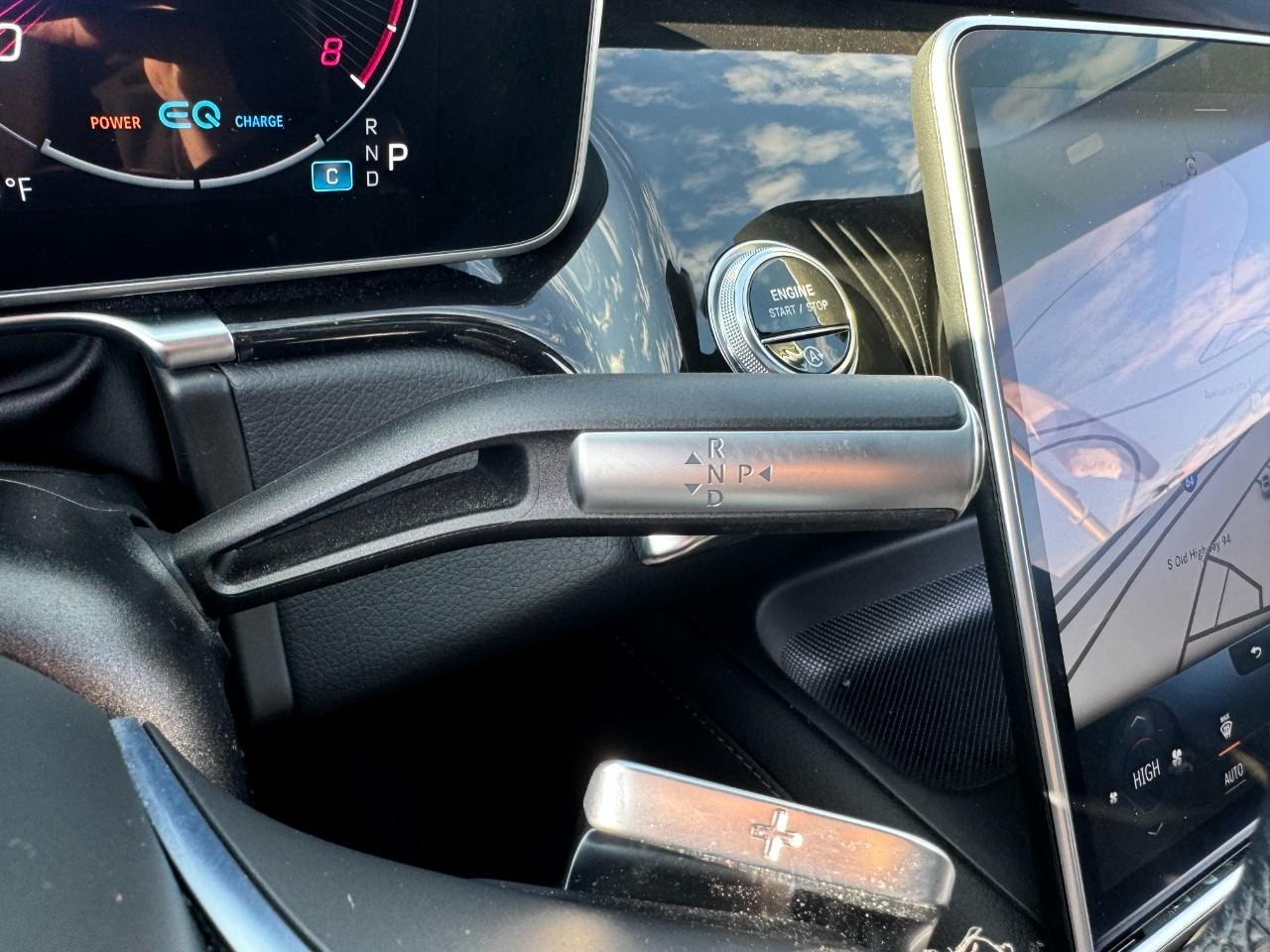 Mercedes-Benz S-Class Vehicle Full-screen Gallery Image 32