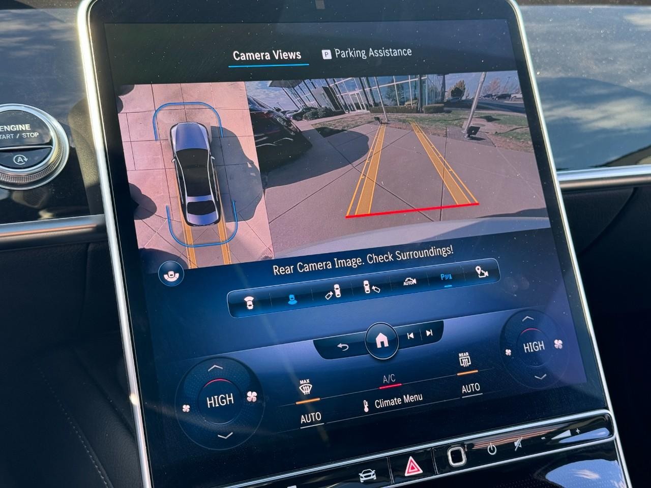 Mercedes-Benz S-Class Vehicle Full-screen Gallery Image 33