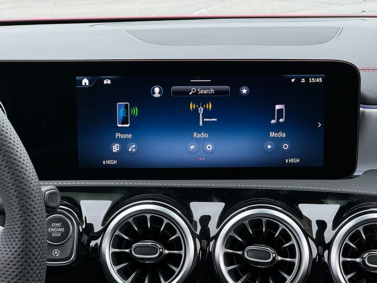 Mercedes-Benz CLA Vehicle Full-screen Gallery Image 14